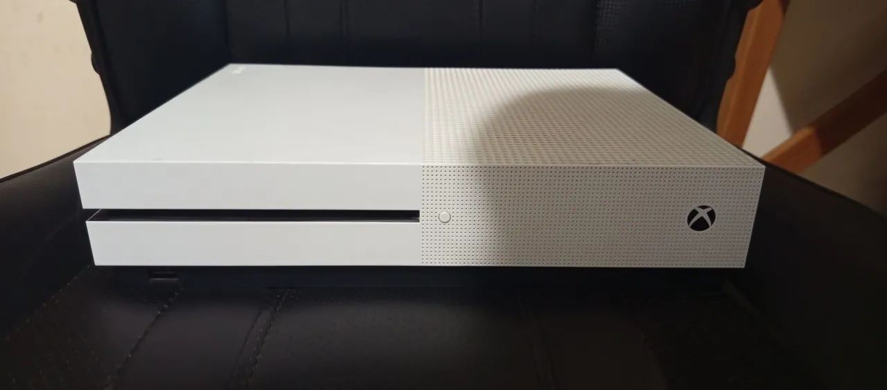 Xbox one s (USADO) com 2 controles - Foto 4