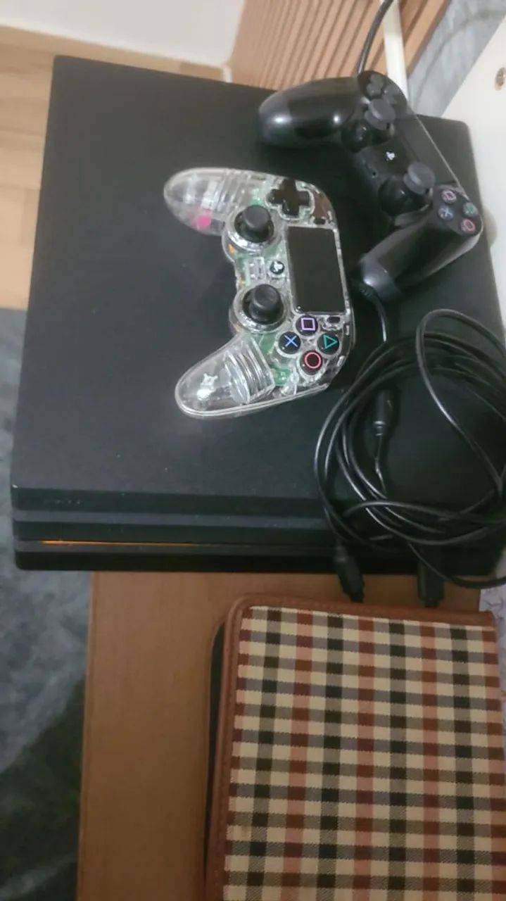 Ps4 pro 1 tera com 17 jogos todos mídia física com 2 controles  - Foto 3