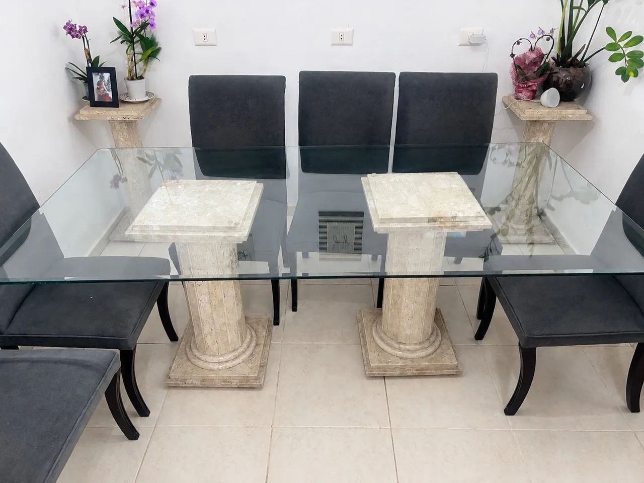 Mesa de jantar elegante e resistente 