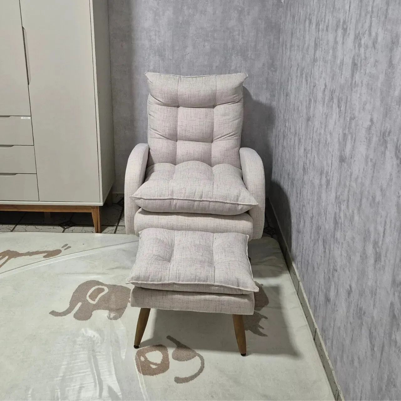 Poltrona de Amamentação com Puff e Balanço