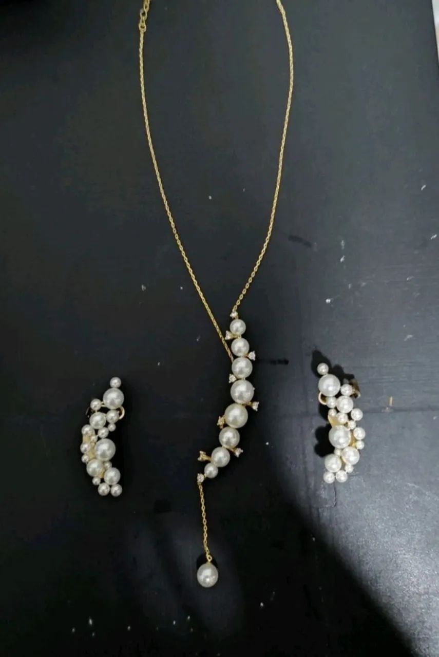 conjunto colar e brinco de pérolas dourado