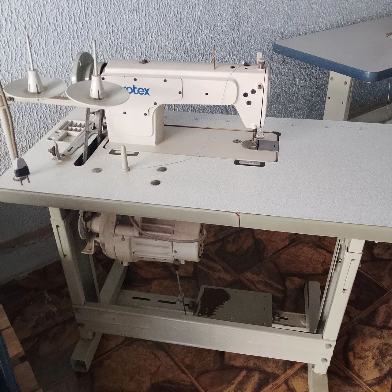 Máquina de custura reta