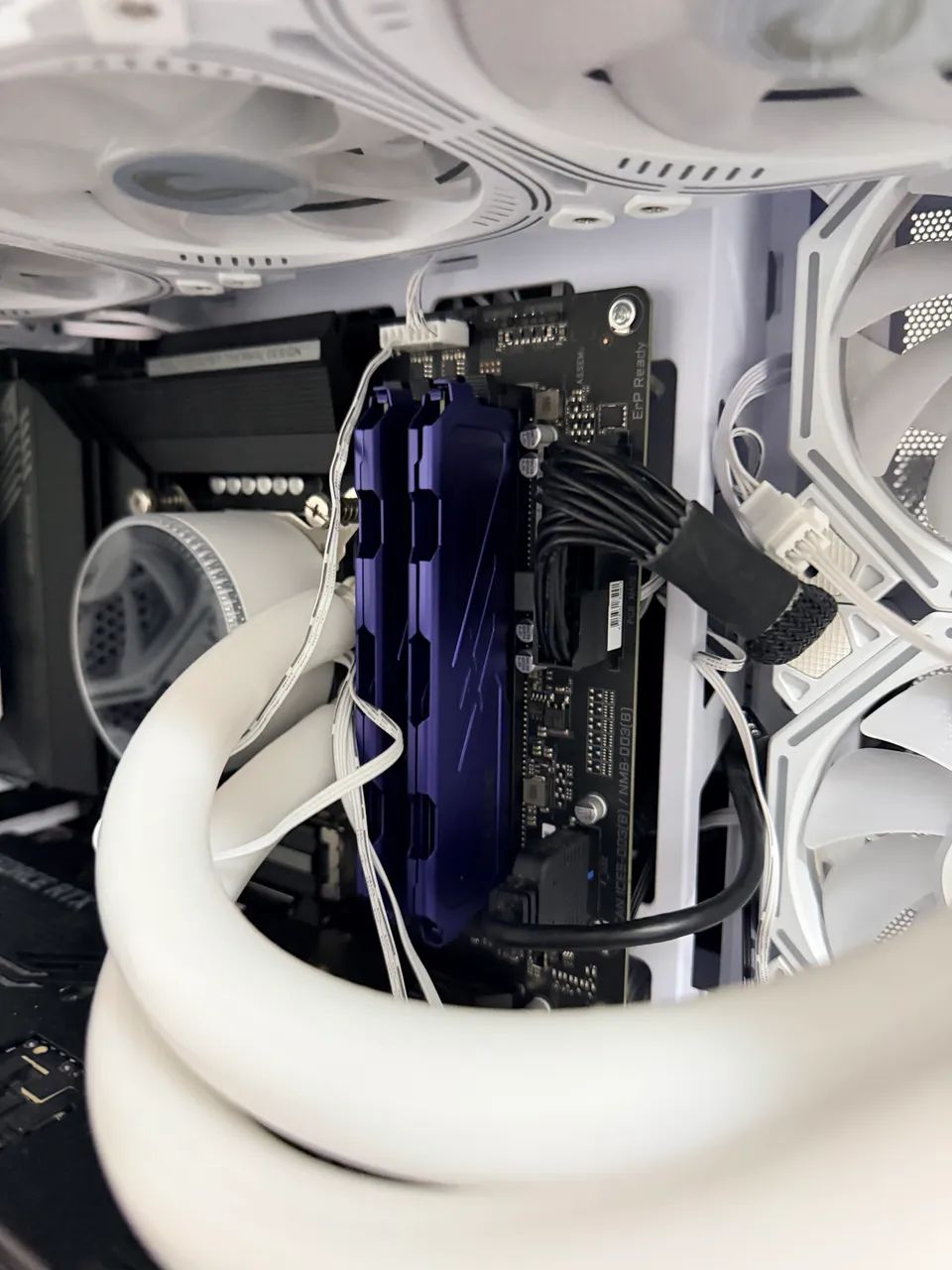 PC gamer, com antena WiFi, mouse, teclado, mousepad 