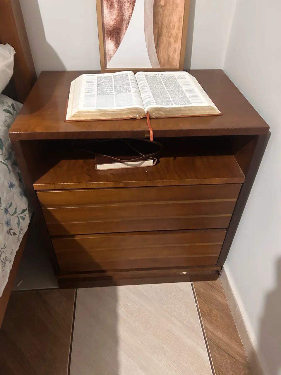 Jogo de quarto - roupeiro + baú + criados - Foto 2