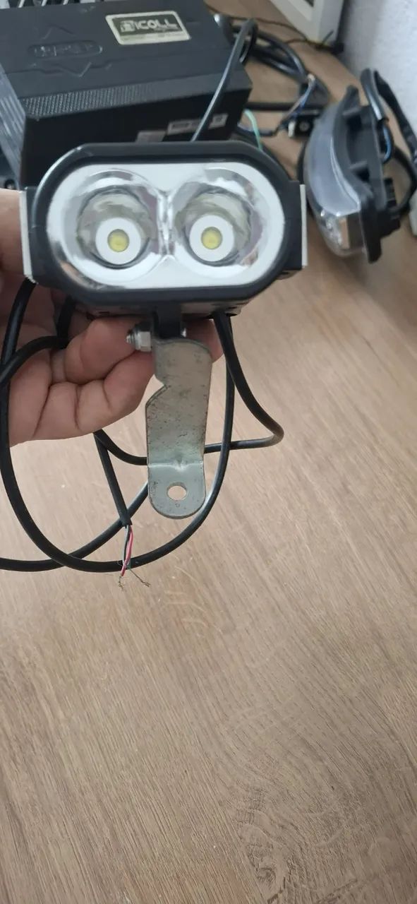 FAROL DE BICICLETA ELÉTRICA