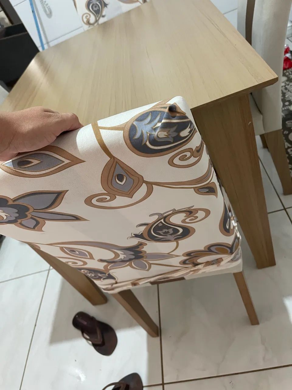 Mesa com 4 cadeiras acochoadas com capas - Foto 2