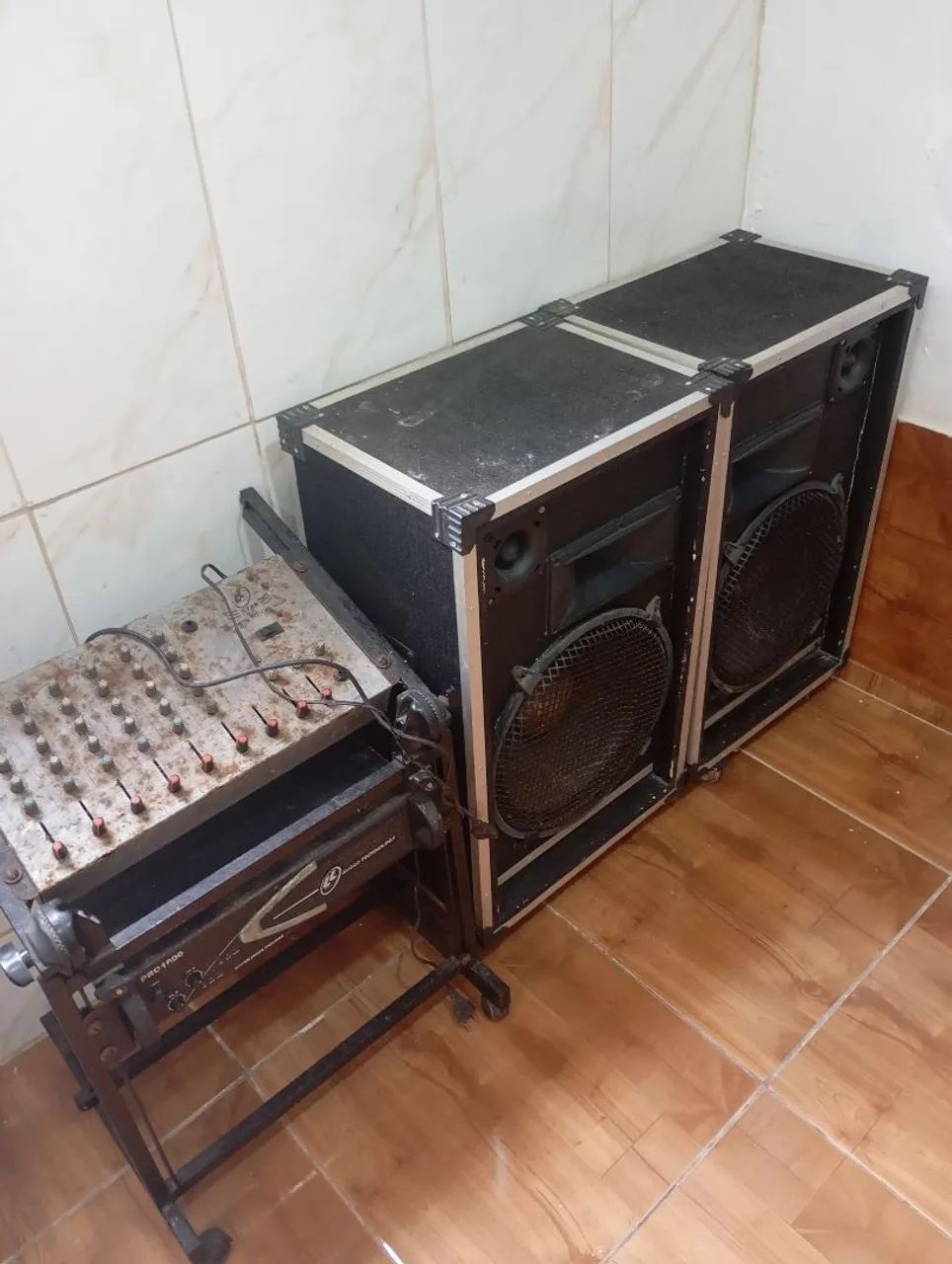 Vendo caixas, mesa de som e potência. - Foto 3