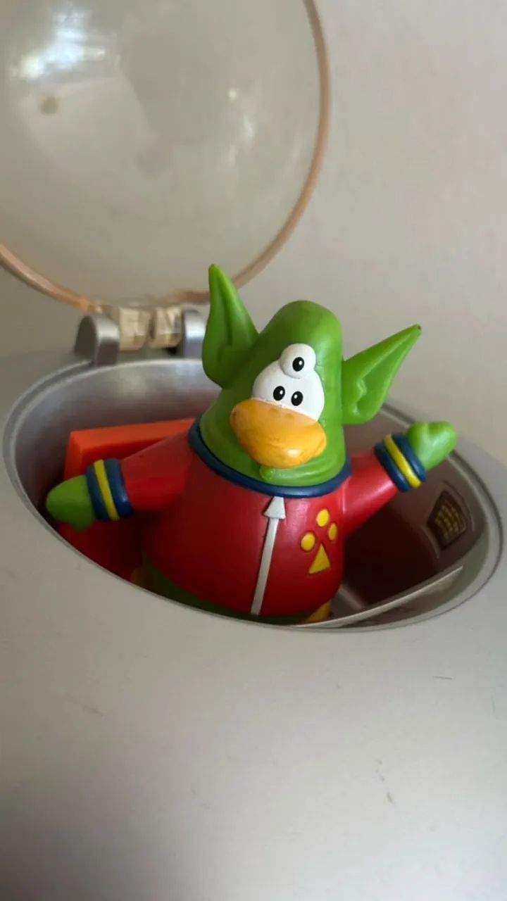 Disco Voador do Club Penguin com Alien e Moeda - Foto 3