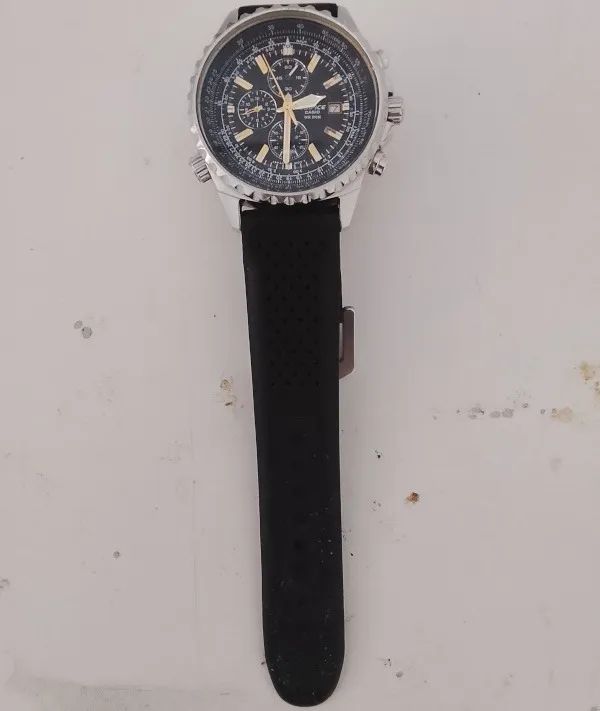Relógio Casio Edifice com detalhes de ouro, a prova d'agua 100m, de quartzo com bateria - Foto 2