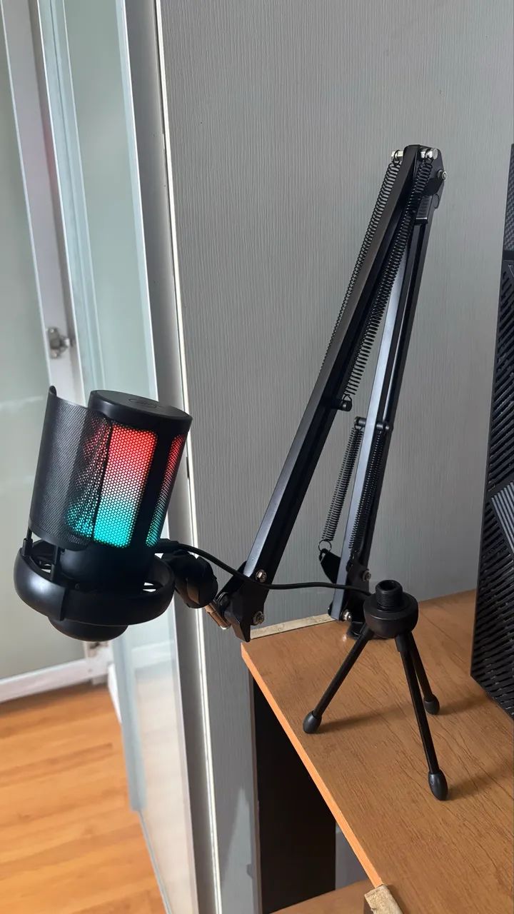 Microfone com suporte e tripé de mesa