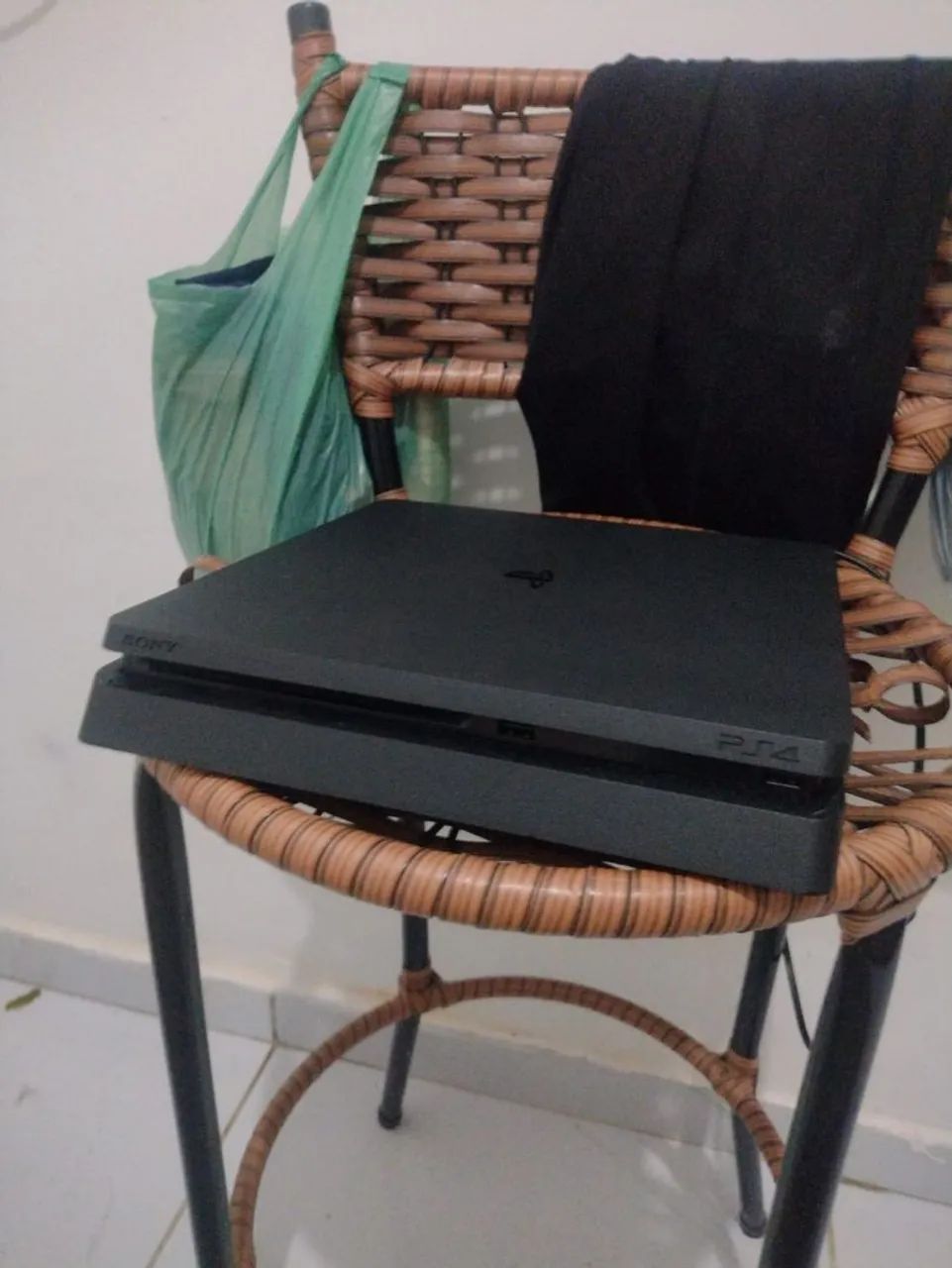 Ps4 semi novo 