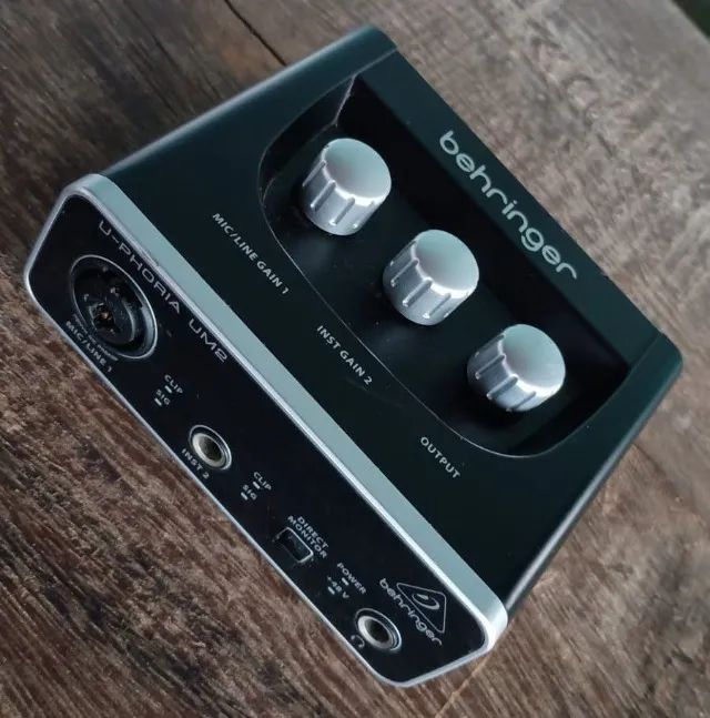 Interface de Áudio Behringer UM2 