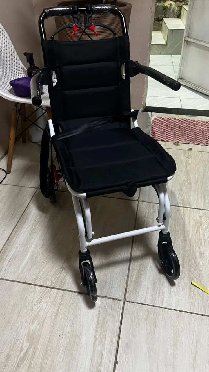 Cadeira de roda compacta