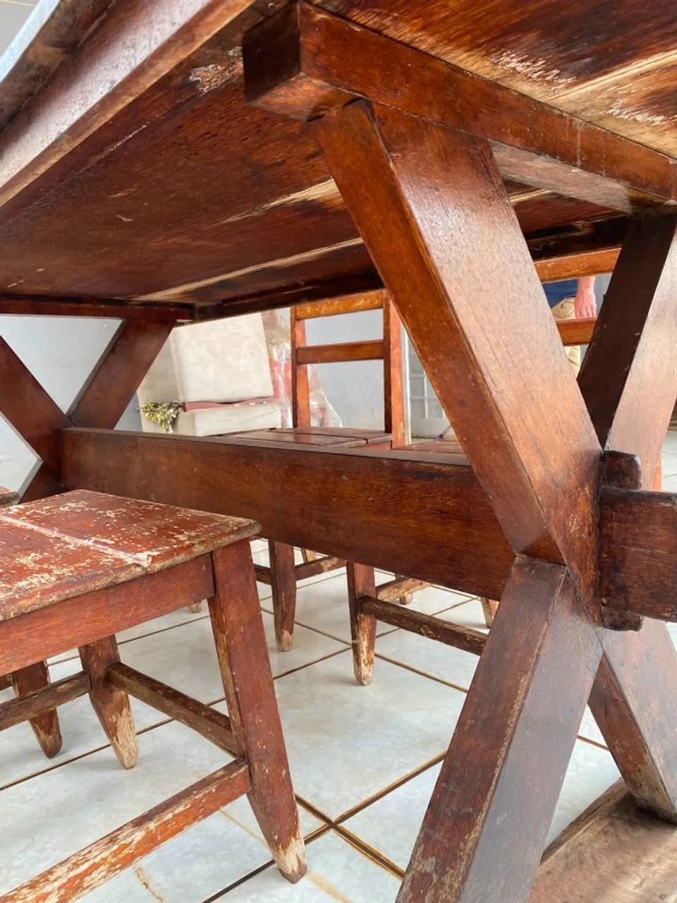 MESA DE MADEIRA COM 4 CADEIRAS - Foto 4