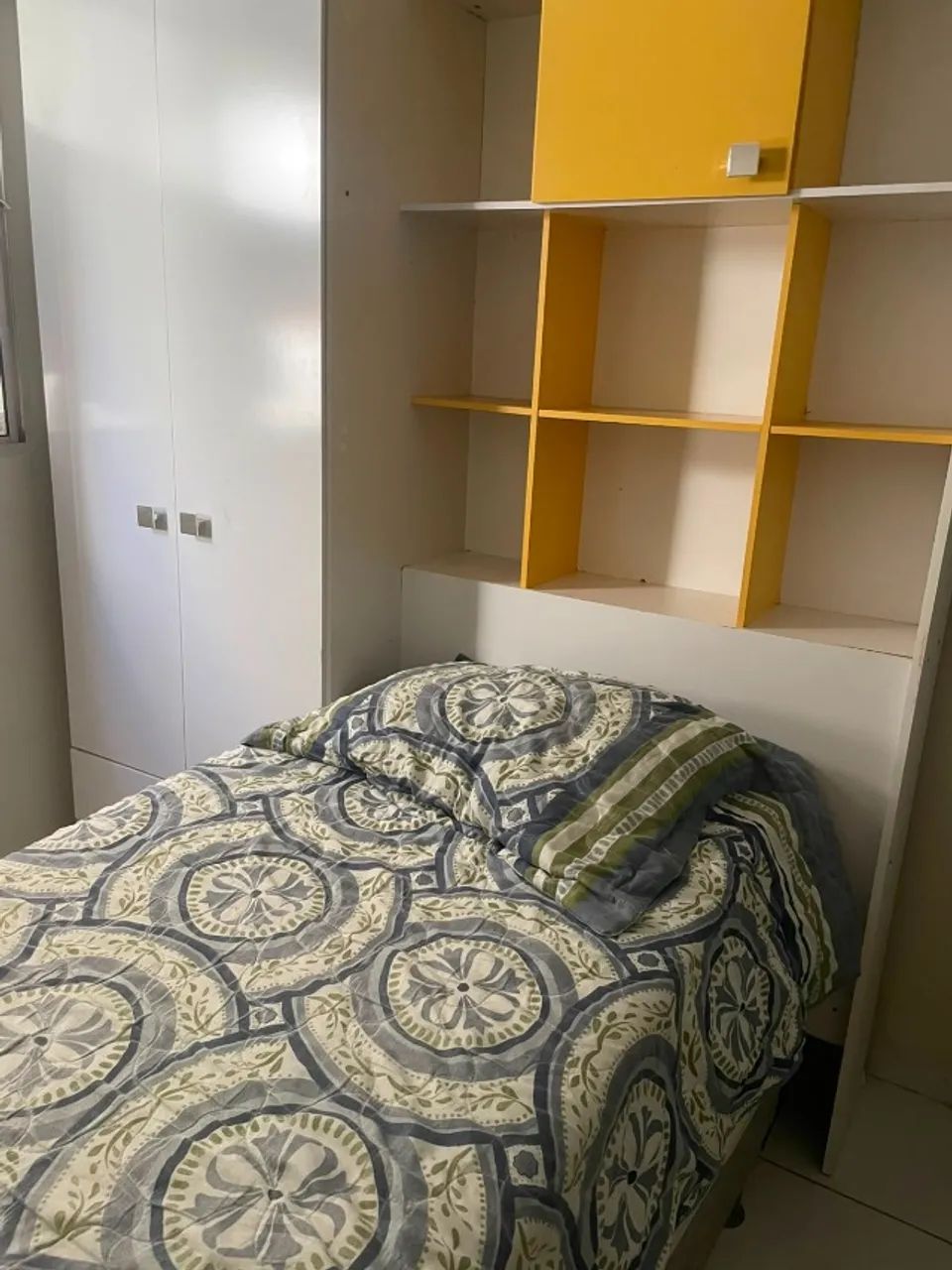 Guarda-roupa de solteiro moderno projetado com cama