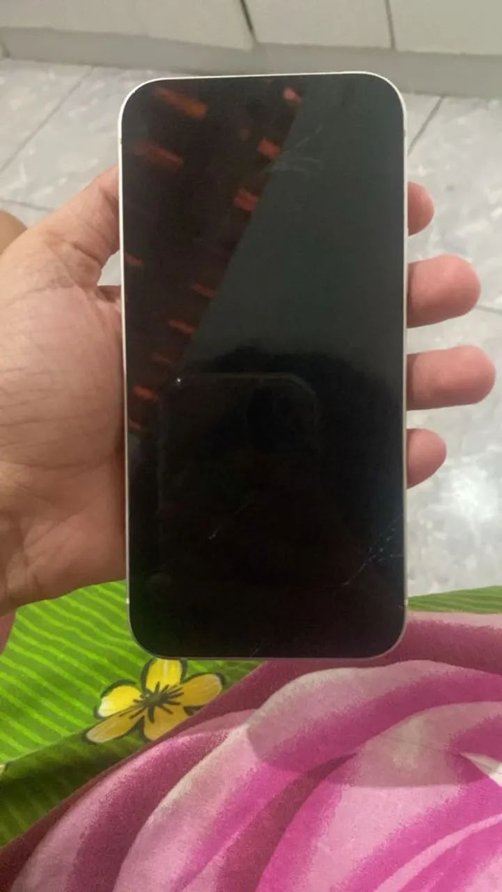 IPhone 12 ótimo estado trincado na tela mas n empata nd todo original de fabrica 