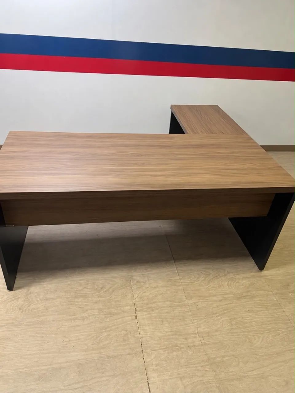 Mesa de escritório em L 