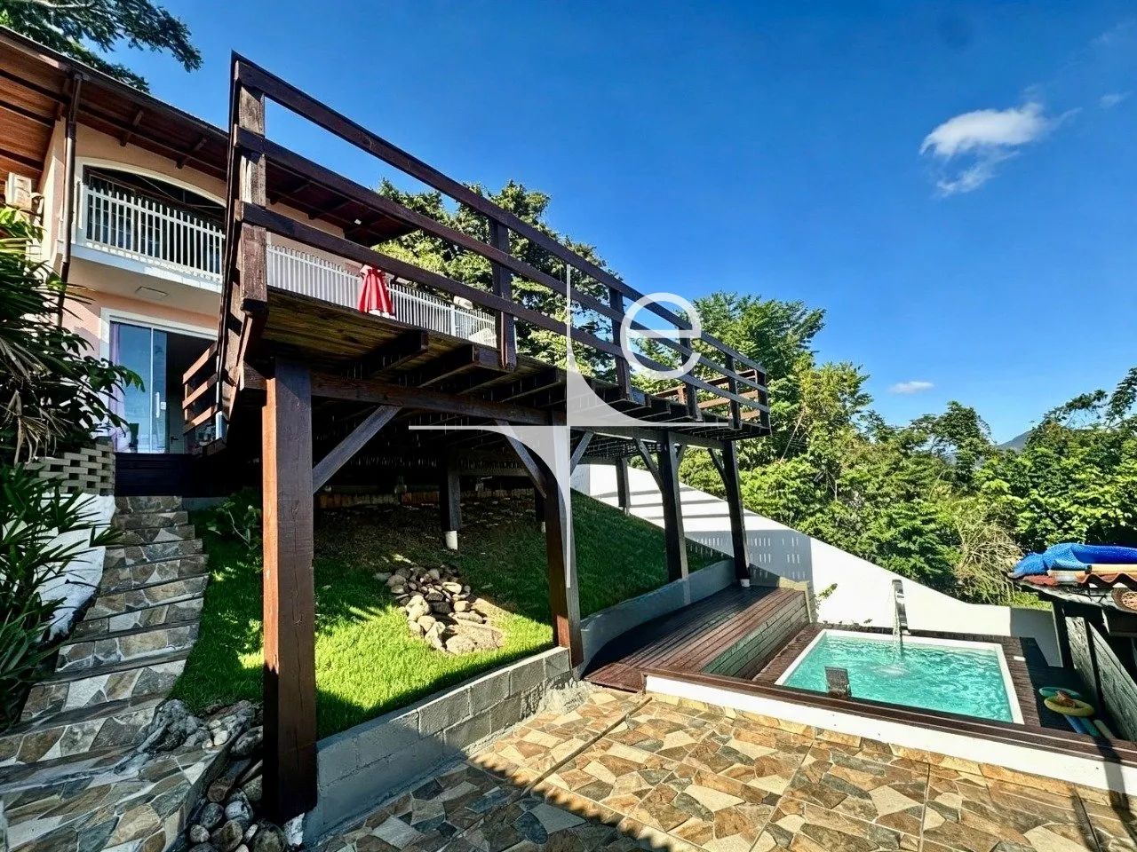 Casa com 5 quartos e Piscina Aquecida no Rio Tavares - Florianópolis