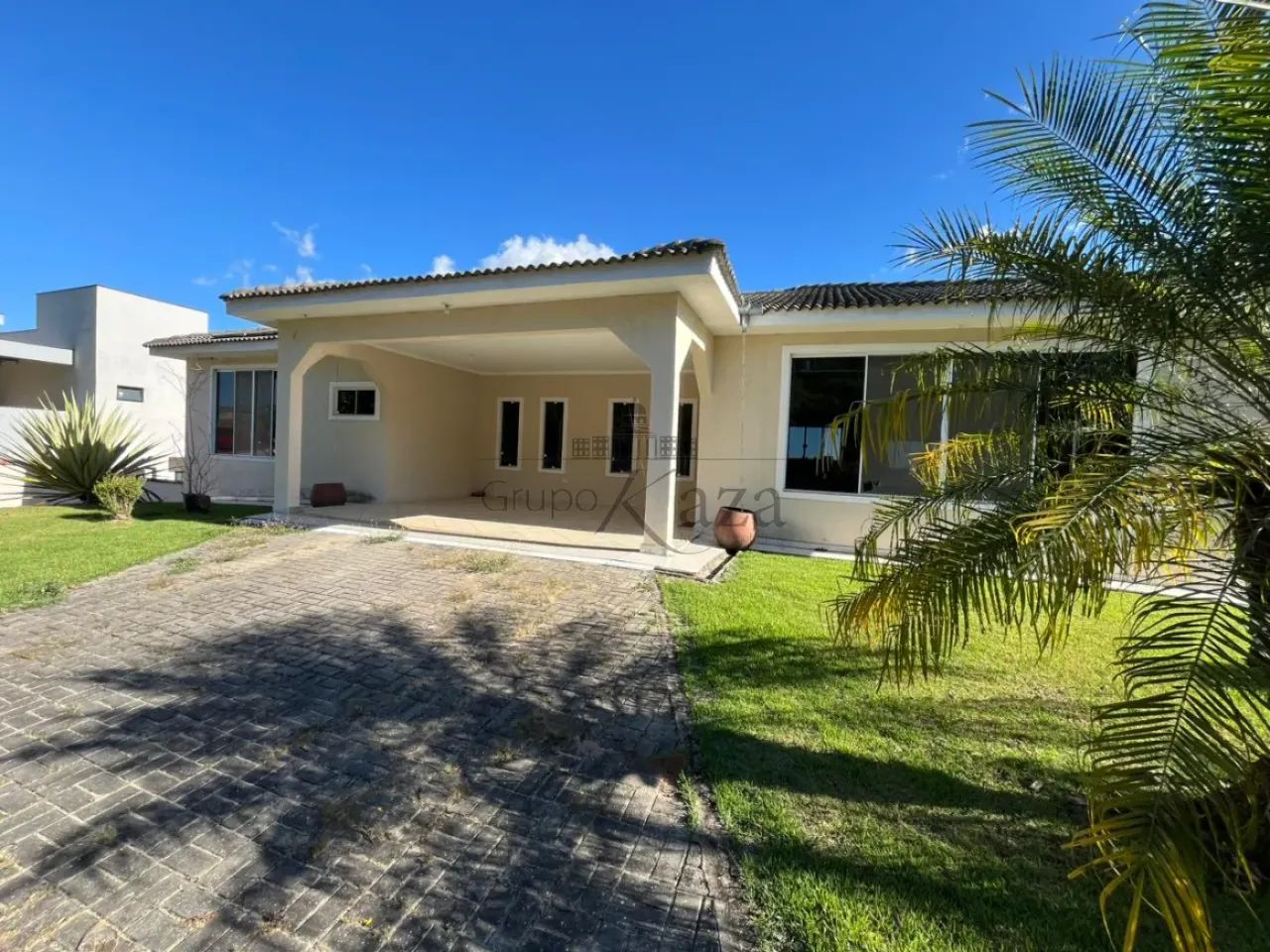 Casa em Condomínio Térrea - Condomínio Colinas do Parahyba - 3 Dormitórios - 401m².