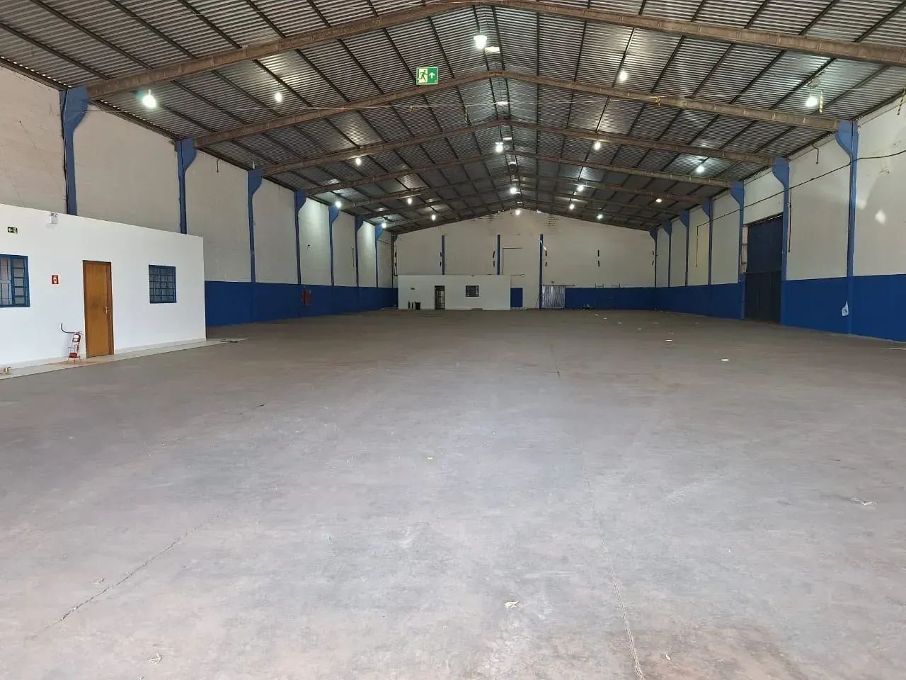 Alugo galpão / barracão com 1.500m² no Distrito Industrial - Cuiabá - MT