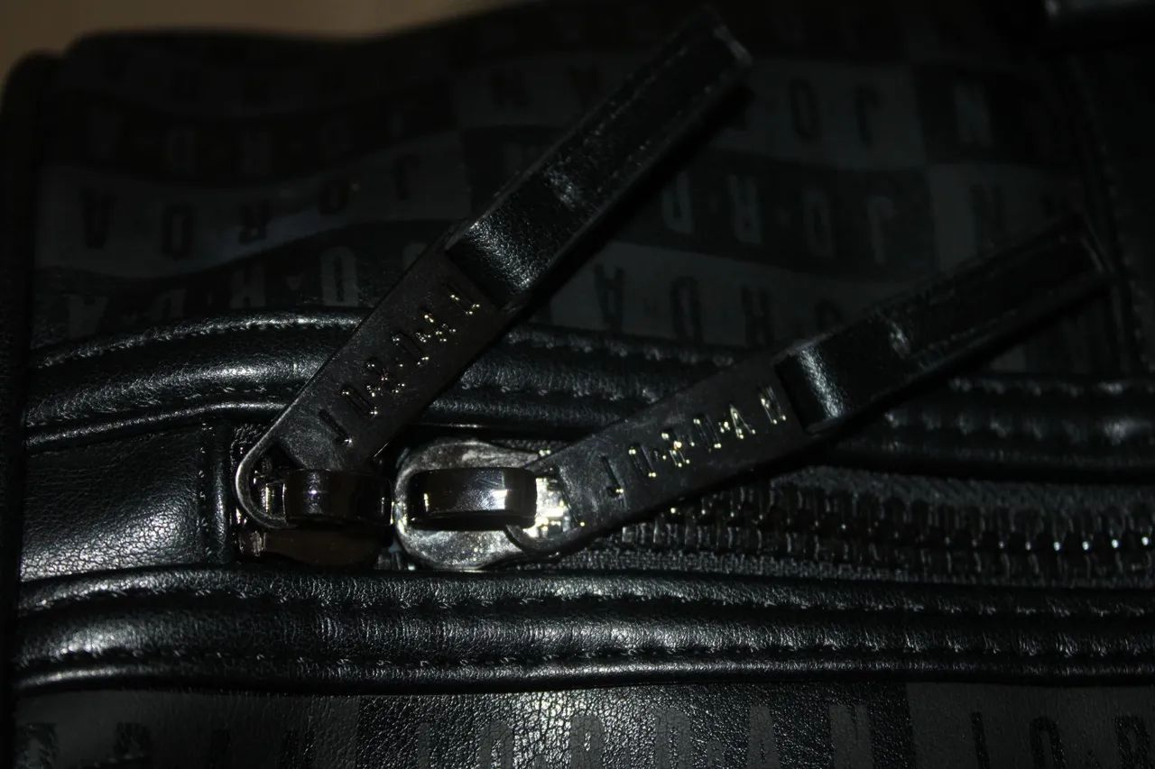 Air Jordan Duffel Bag Monogram Black Bolsa Mala  - Foto 3