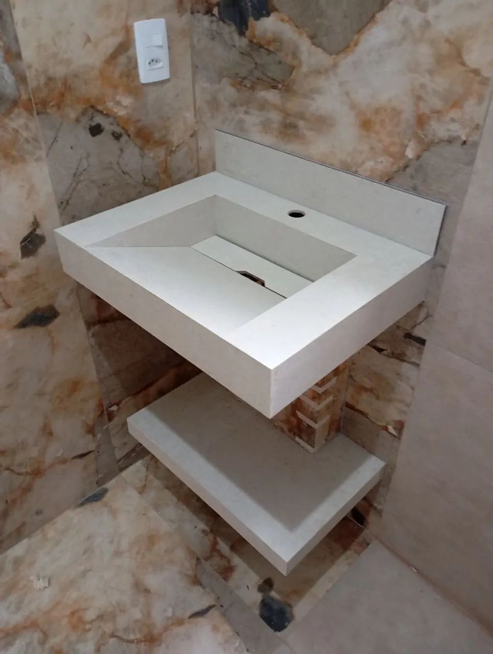 Porcelain sinks with beautiful finish and modern design