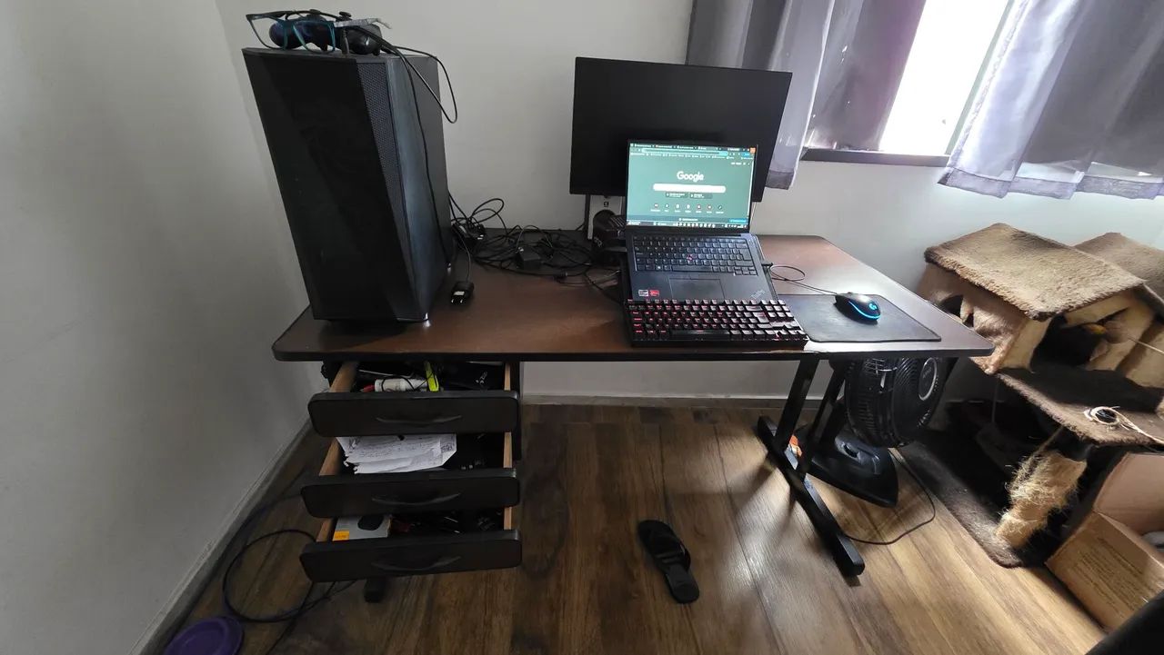 Mesa de escritório ou home office de MDP e ferro