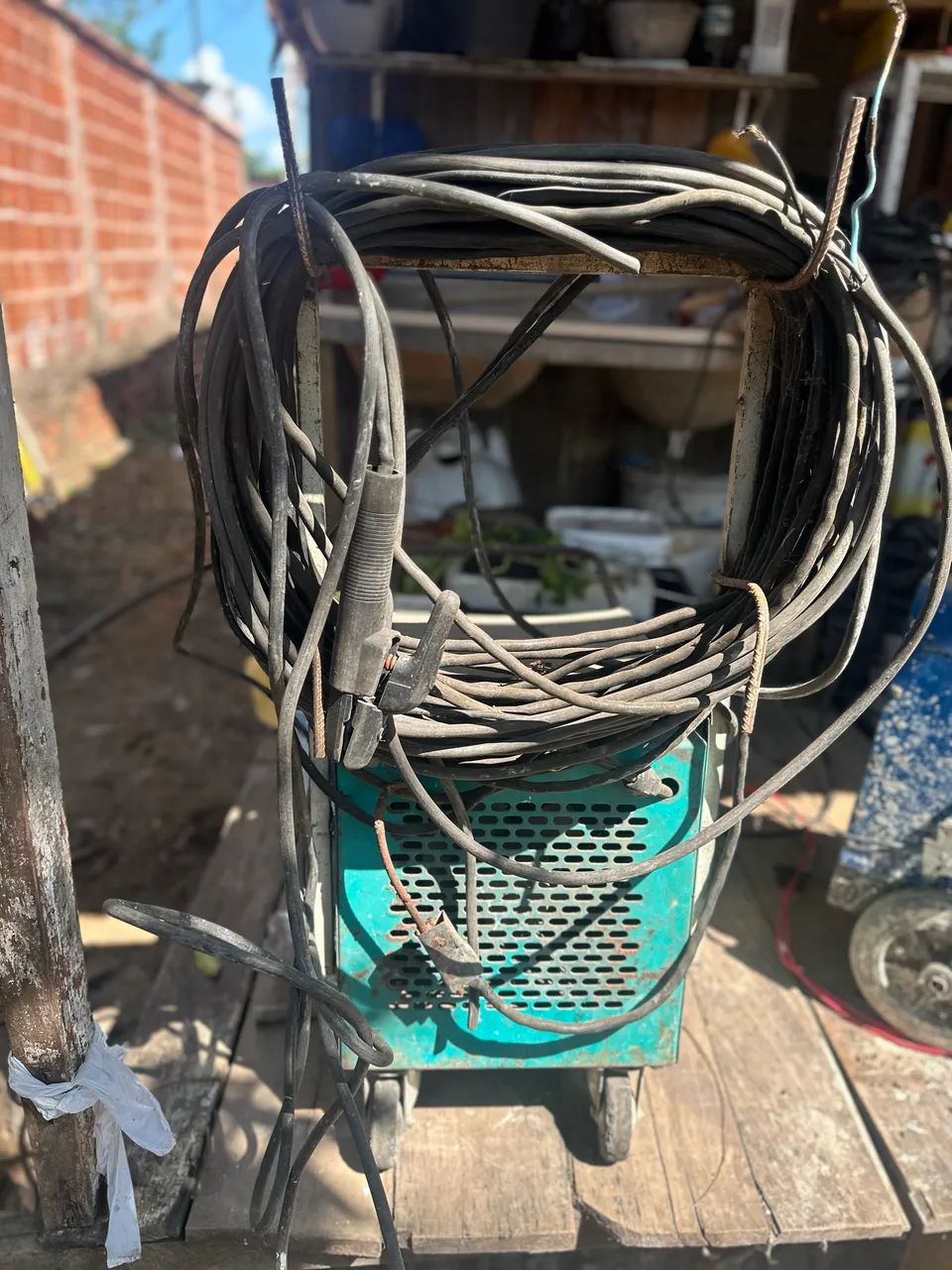 Máquina de solda acompanha cabos 