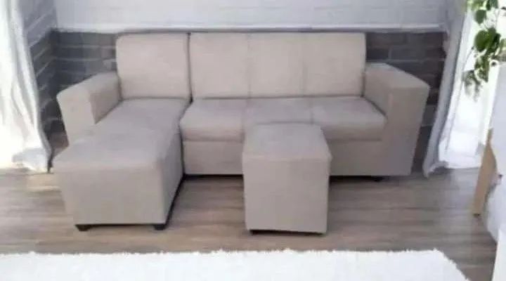 Sofá chaise color beige disponible para entrega inmediata directamente desde la fábrica