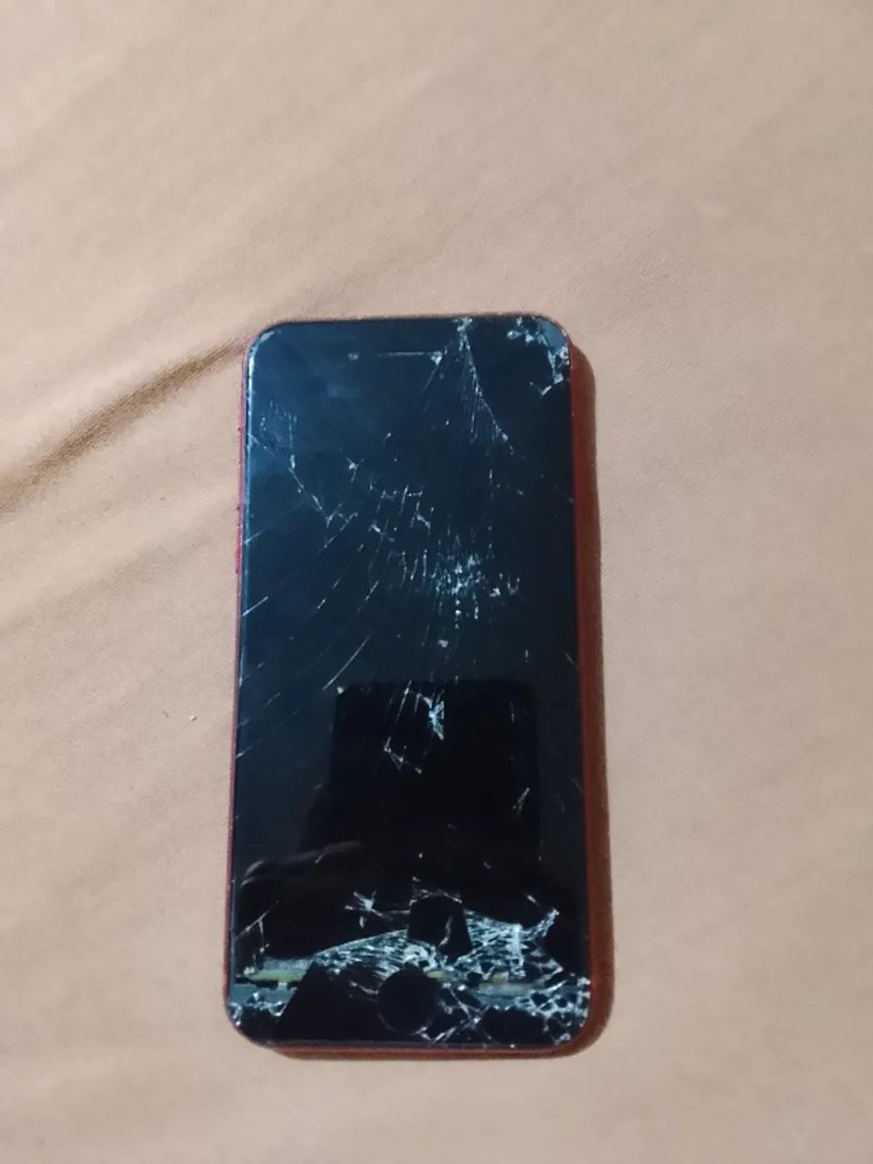 Celular iPhone 8 está quebrado mas funciona - Foto 2