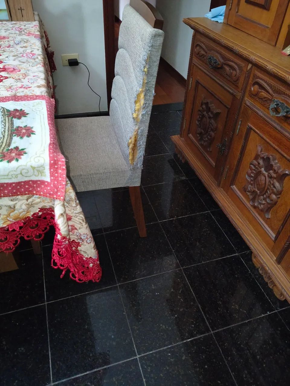 Vendo 6 cadeiras de madeira  - Foto 4