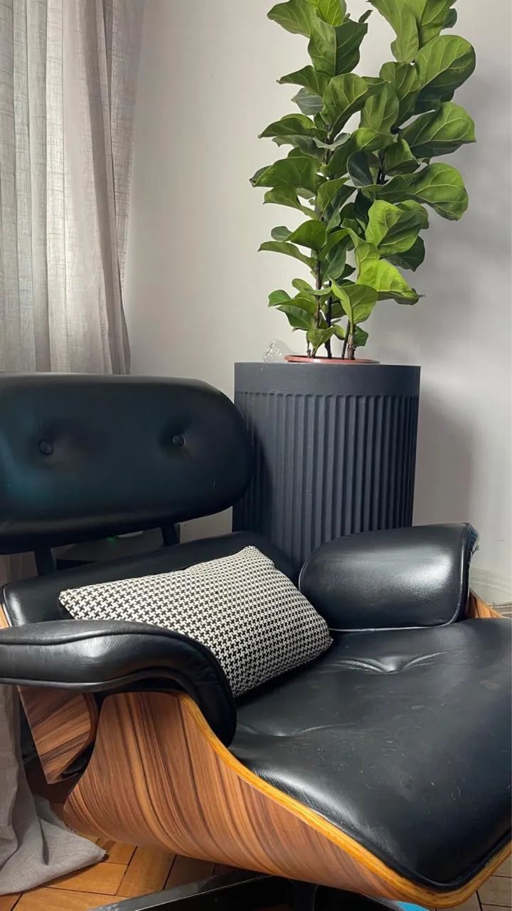 Vendo linda poltrona  Charles Eames  com Puff  preta  - Foto 3
