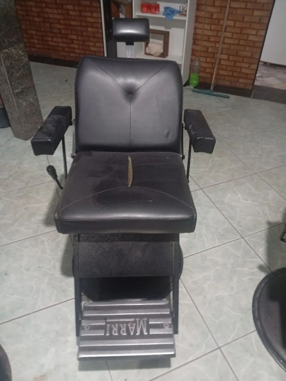 Vendo cadeiras de barbeiro marri todo movimento funciona bem - Foto 2