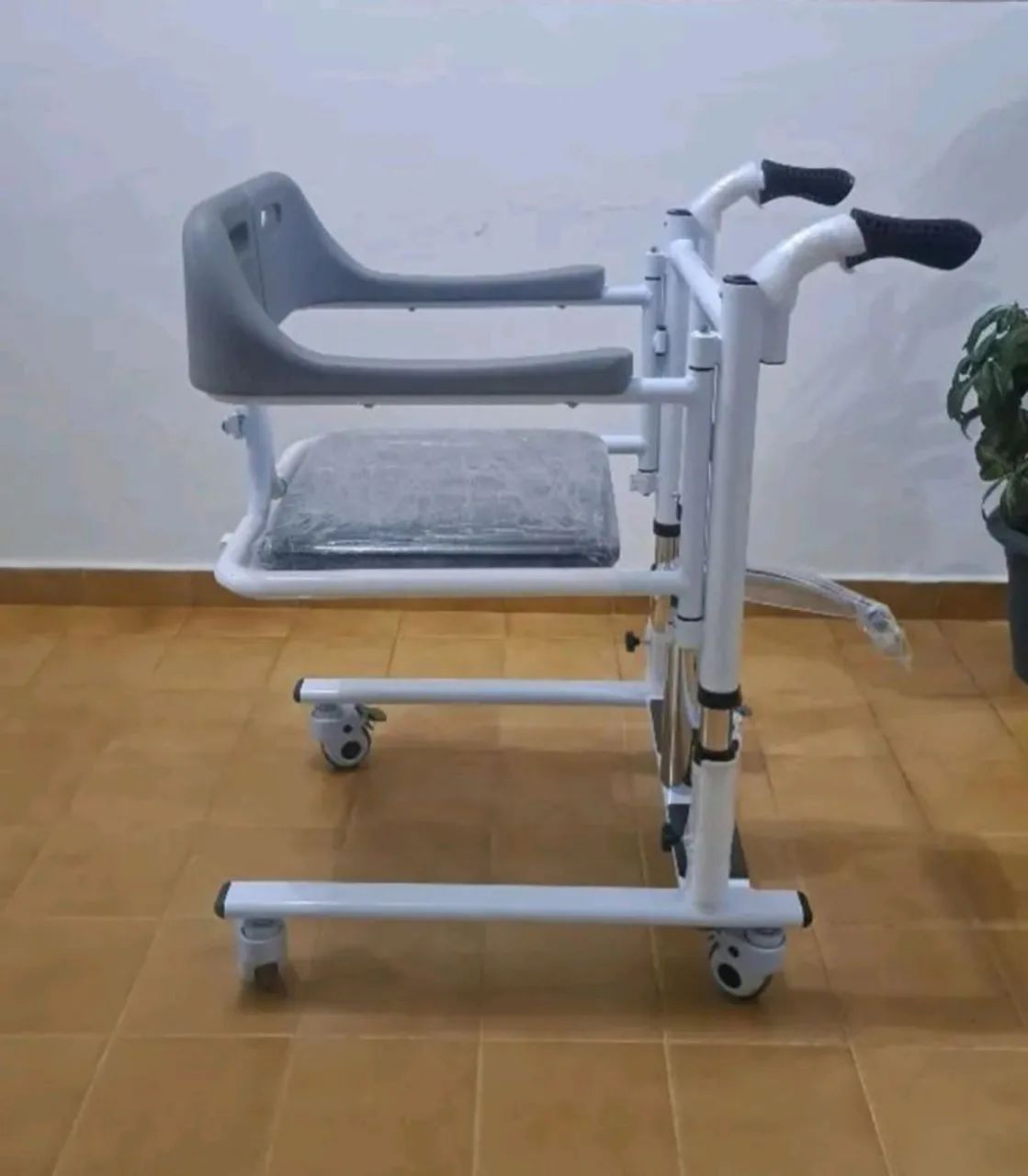 Cadeira de Transferência e Banho - Foto 2