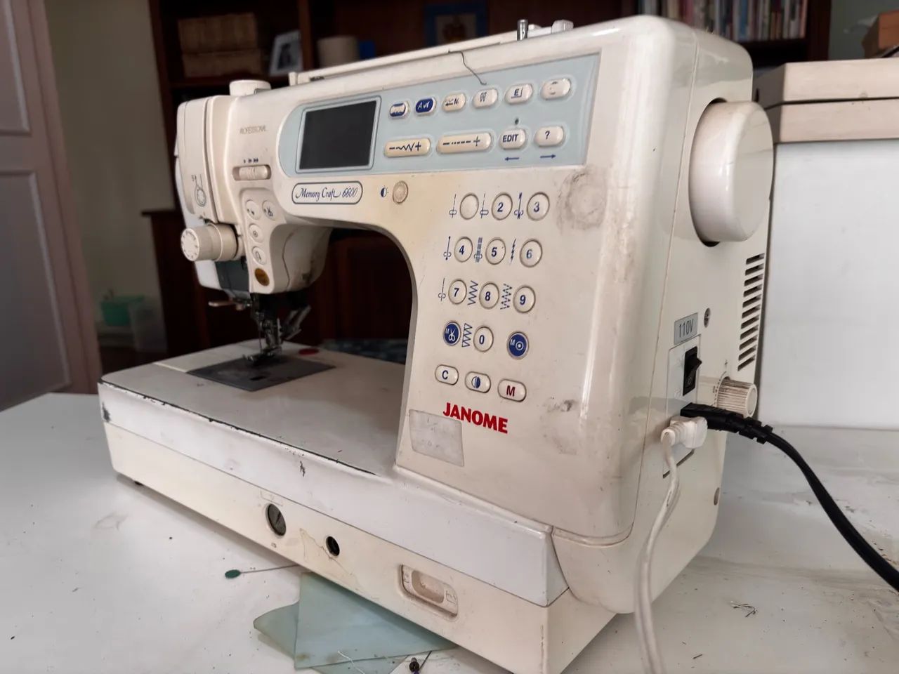 Máquina de costura memory craft 6600 usada em ótimo estado  - Foto 2