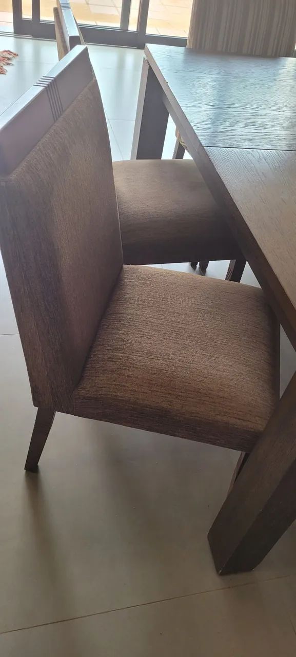 Mesa de madeira com 6 cadeiras estofadas - Foto 5