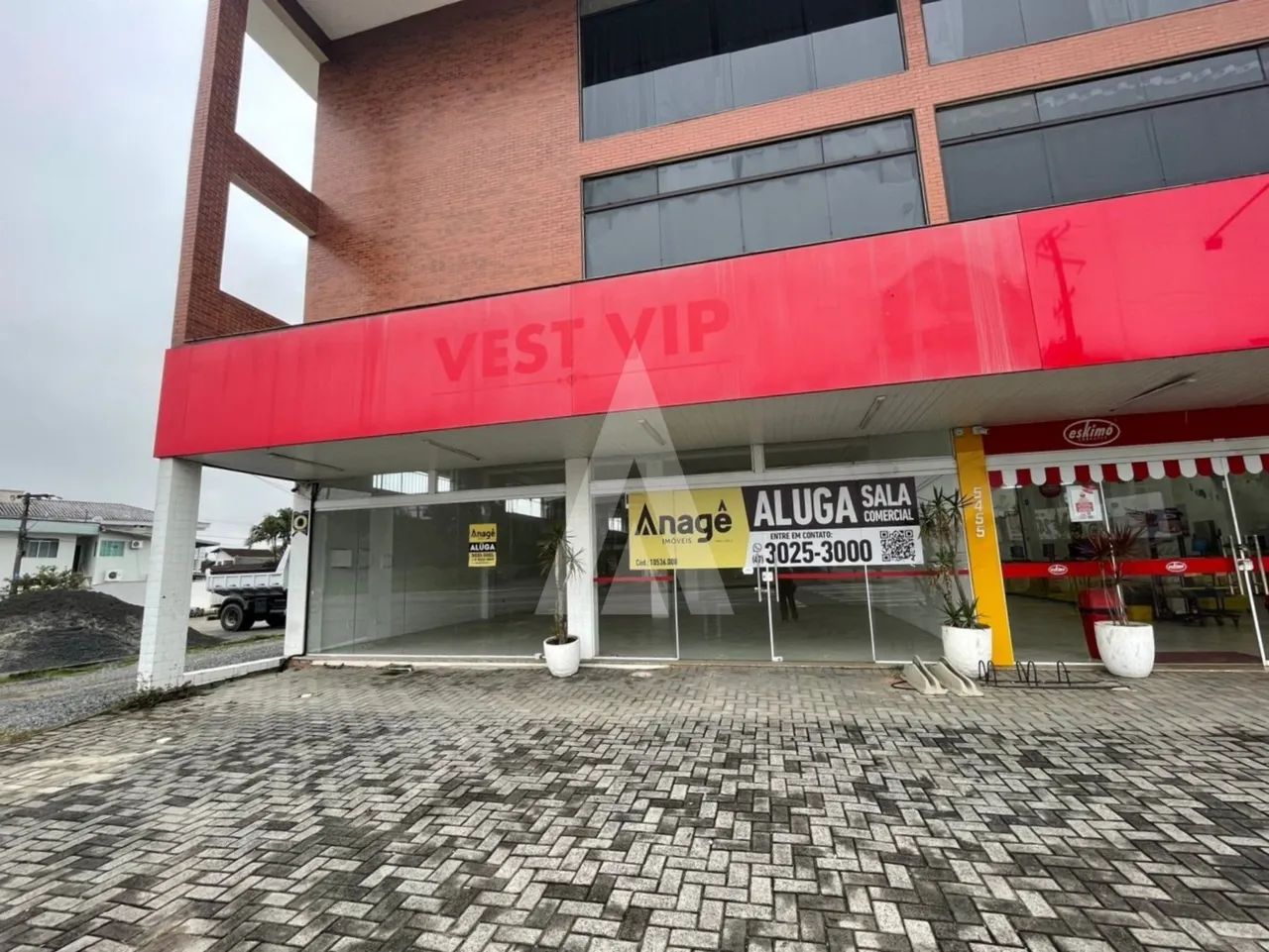 Sala comercial no Vila Nova com 280m², vitrine ampla e 3 vagas.