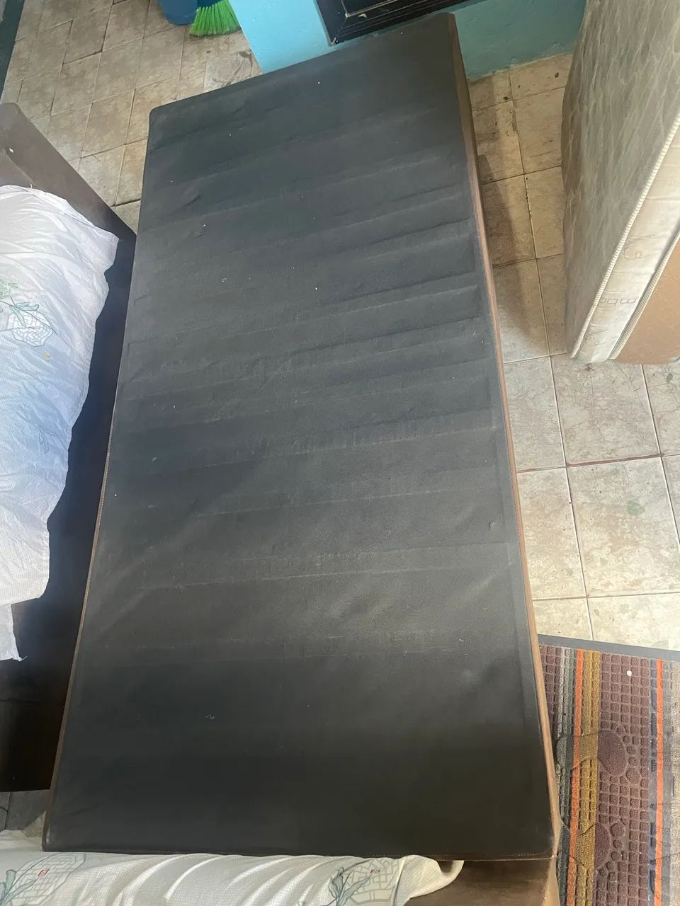 Vende-se cama de solteiro, 