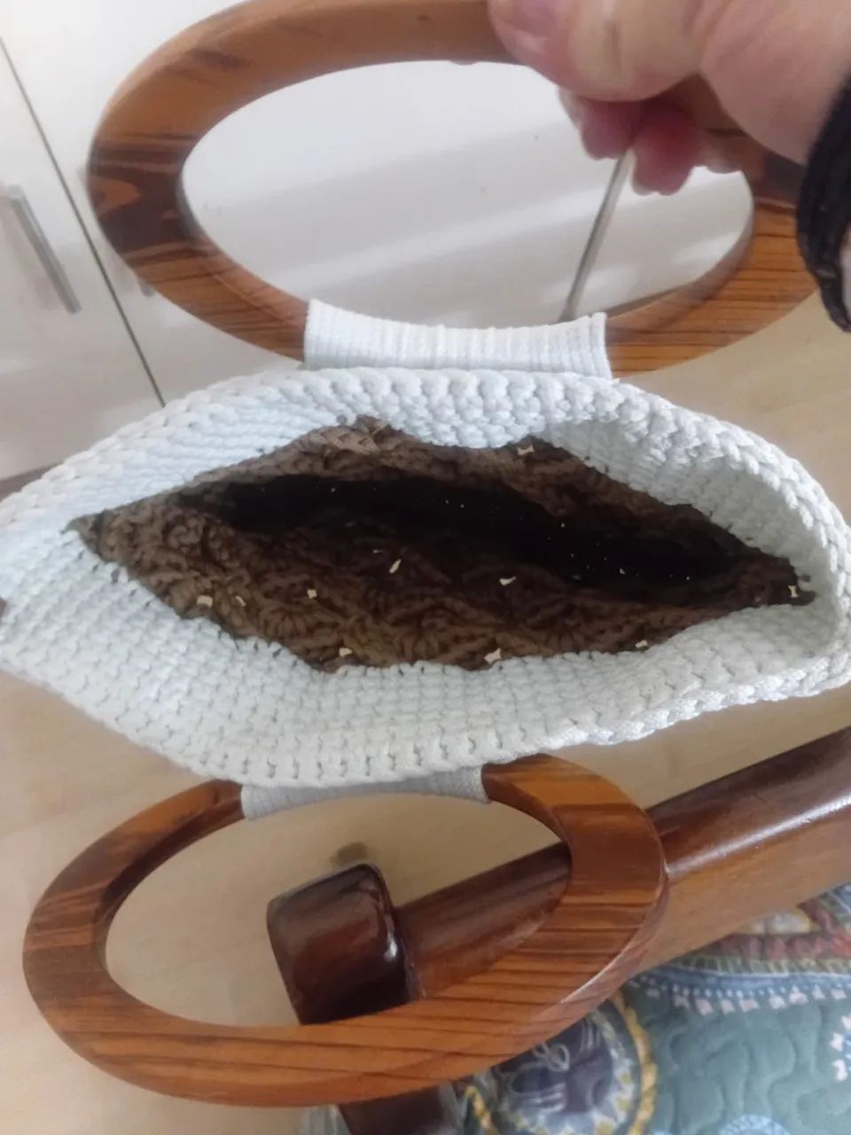 Bolsa de crochê com alça de madeira - Foto 2
