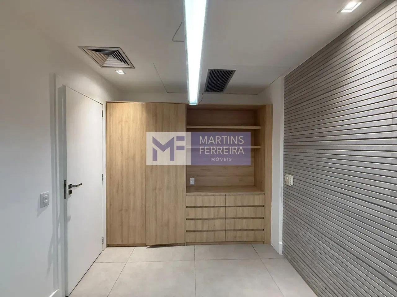 Sala Comercial Reformada na Barra Olímpica  80m² | 2 Vagas de Garagem