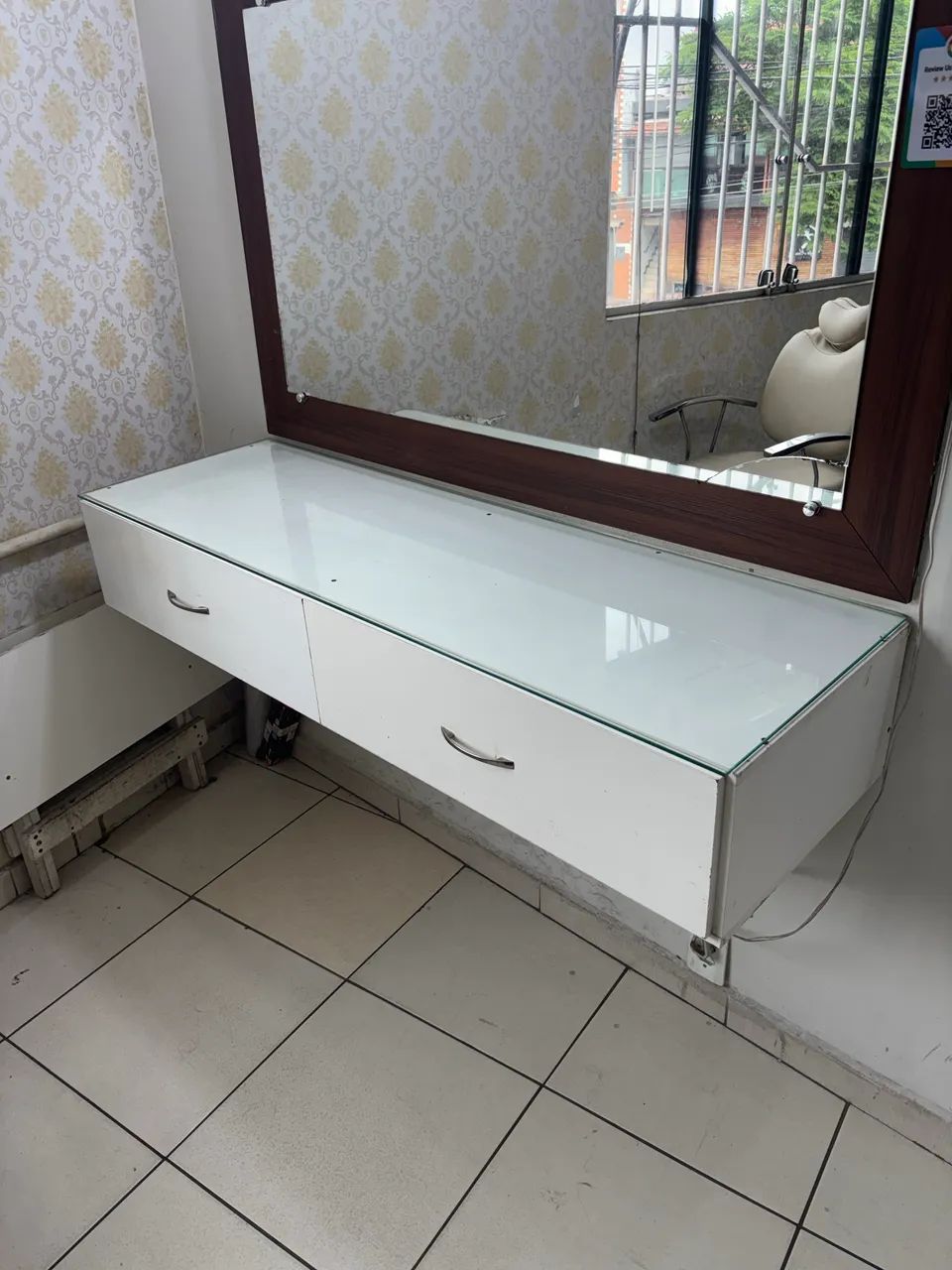 Bancada com 2 gaveta e vidro solto em cima 