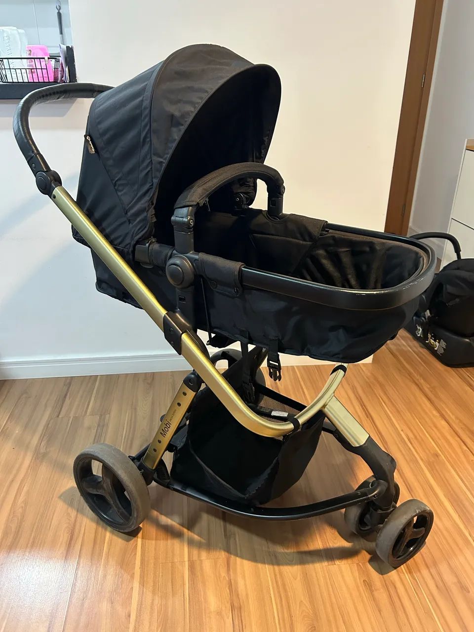 Carrinho Safety Mobi com bebê conforto e base 