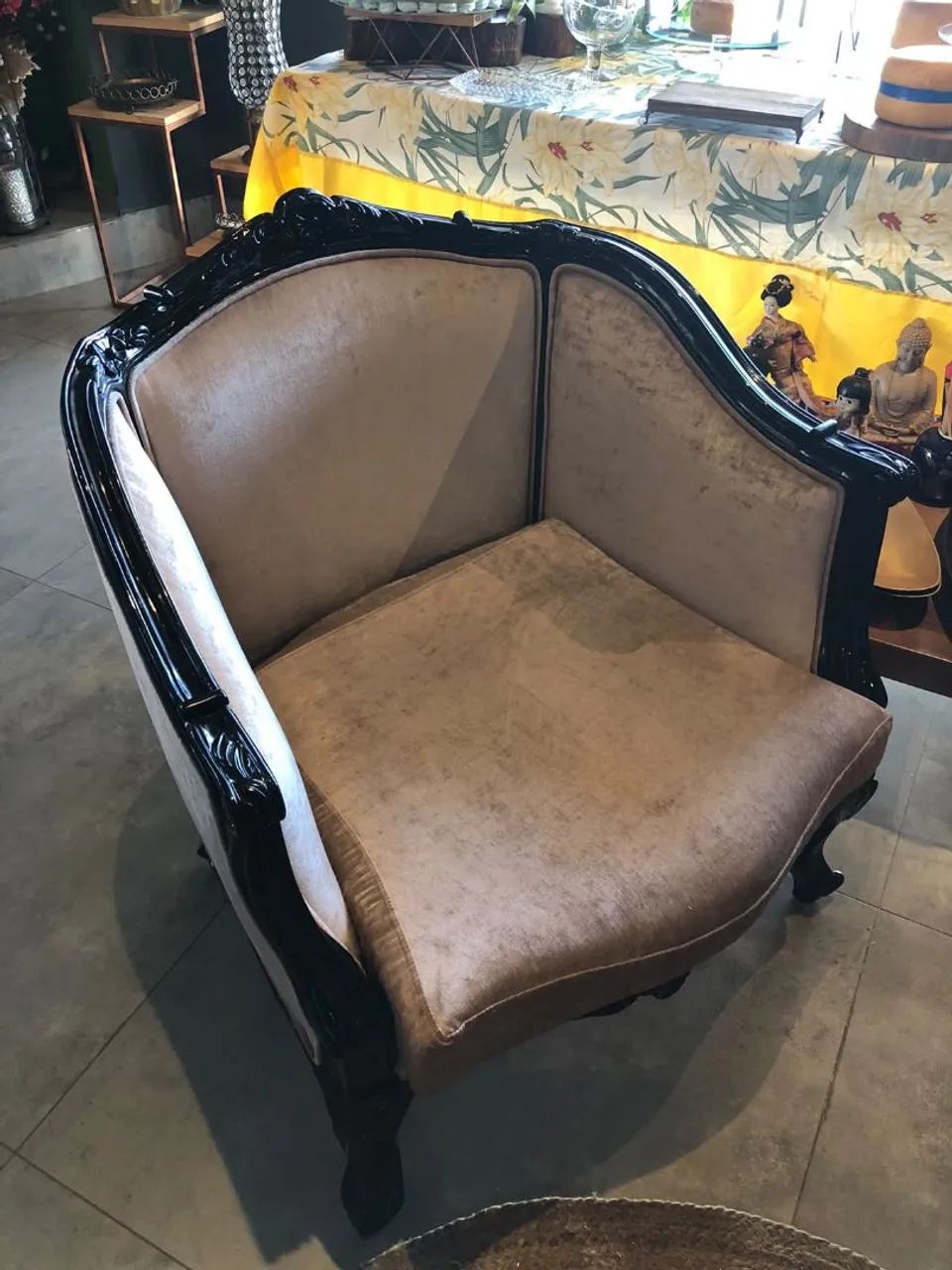 Poltronas, Cômoda e Mesa - Conjunto de Mobiliário Clássico - Foto 4
