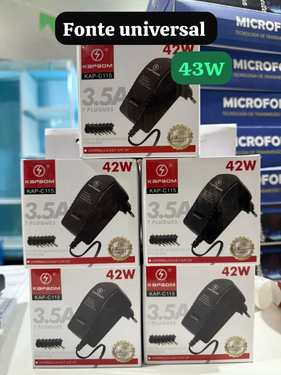 Fonte universal  42W com saída de 3.5A.