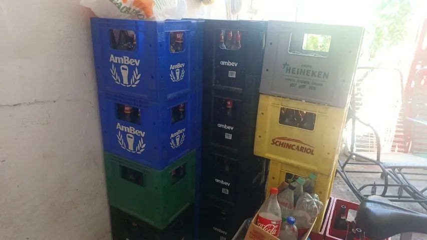 Grades de cervejas e guaraná 