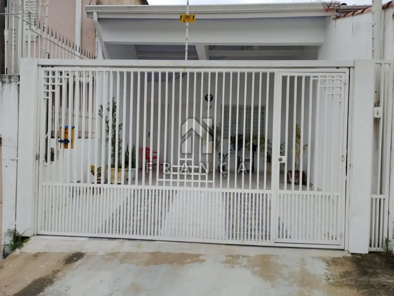 CASA PARA LOCAÇÃO - 03 QUARTOS - CENTRO