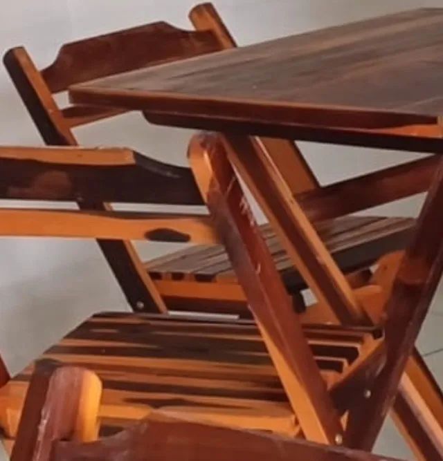 Cadeiras e mesas de madeira. - Foto 2