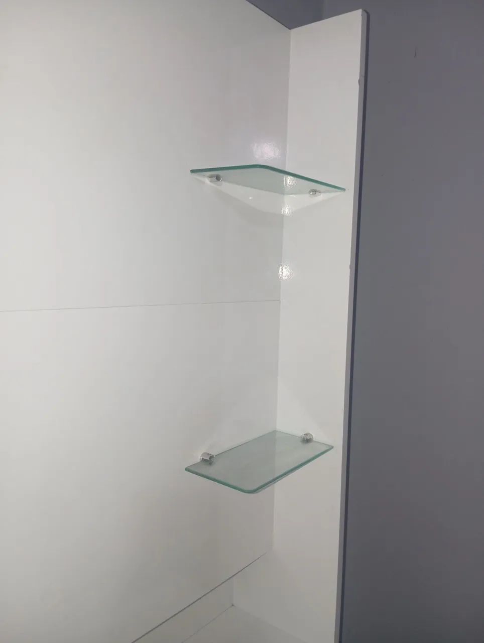 Painel para TV Branco com Prateleira - Conservado - Foto 2