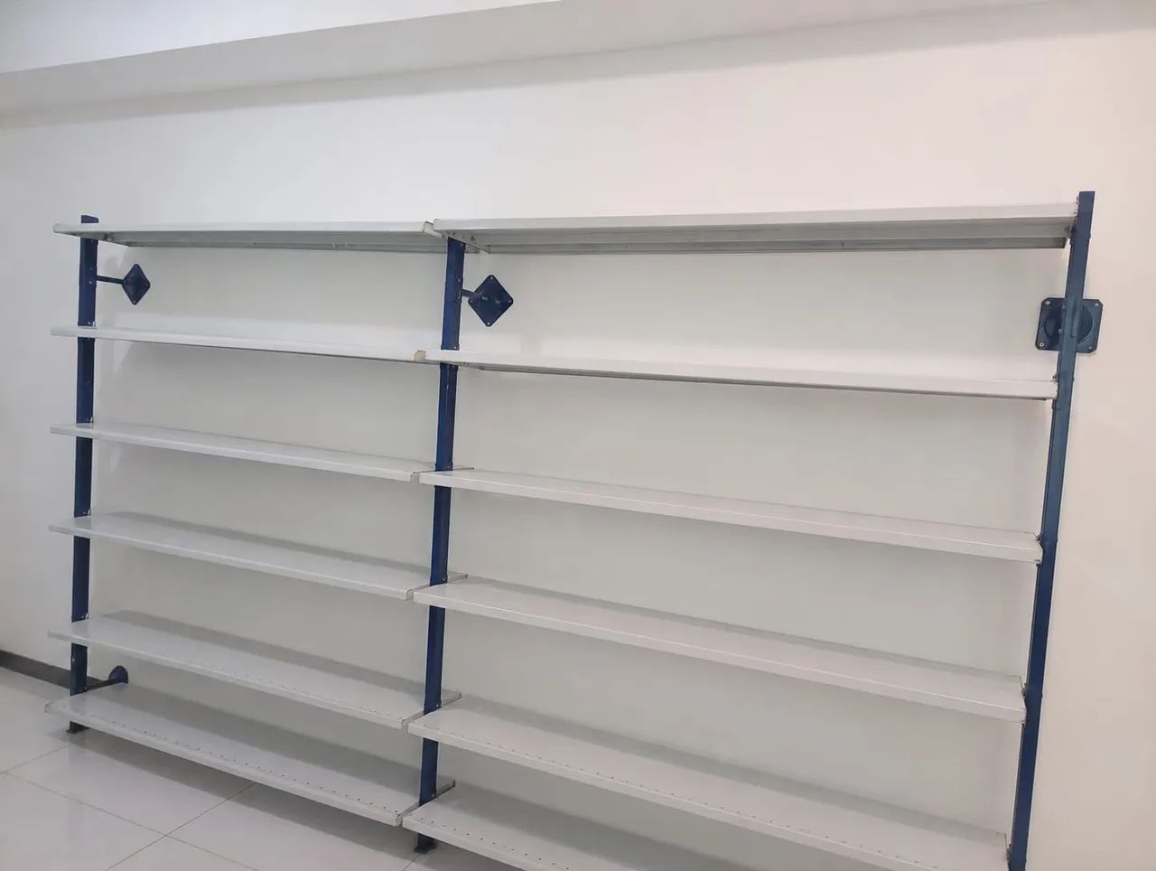 Prateleira de ferro em ótimo estado 