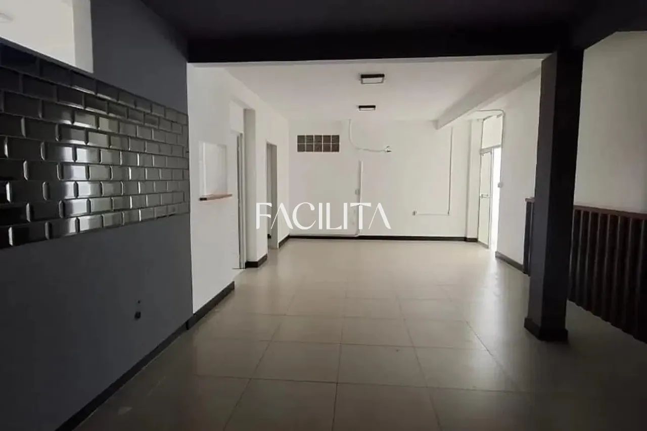 Loja comercial no bairro Kobrasol, São José.